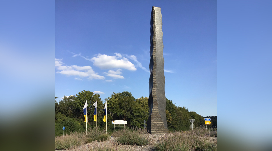 Die Steinsteele "Bewegung" am Kreisverkehr Willy-Brandt-Ring mit 8 Wellen für aus norwegischem Granit  symbolisiert die dynamische und historische bedeutsame Entwicklung der Gemeinde. Diese stehen für 800 Jahre Weeze.